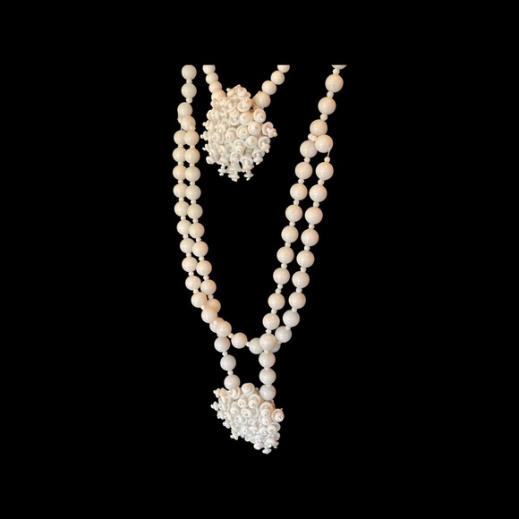 Two beautiful vintage 1940’s white glass with spiral glass beads detail - Picture 11 of 11